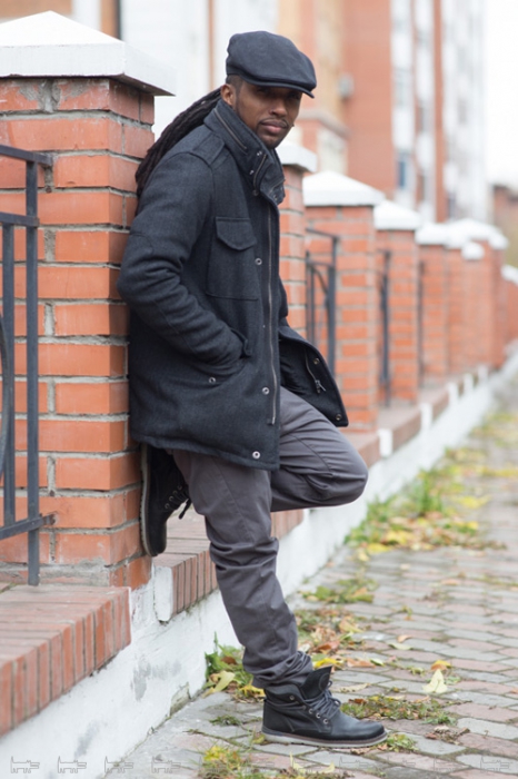 Алессандро Джаз Танцор, преподаватель танцевальной студии Ice Cream Пальто и кепка H&M, брюки Zara, рубашка Sabiti NY, свитер подарок мамы, кроссовки