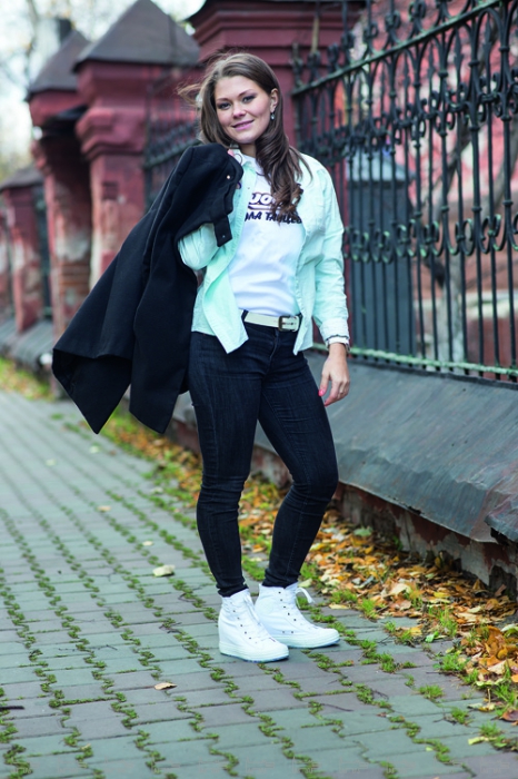 Елена Кулакова Преподаватель школы танцев Evolvers Пальто Mango, штаны Zara, рубашка Co-Co, кроссовки Conversе, аксессуар Diva