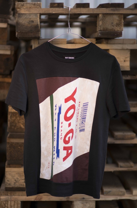 Футболка Raf Simons. Для меня одежда – это такой же арт-объект, как ваза или картина. Кто-то любит ковры, а я люблю одежду.