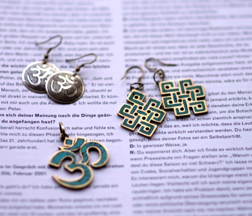 Украшения из Непала и Тибета. Мне нравится дополнять свой образ такими аксессуарами, как шапки, шляпы, платки, очки, шарфы. Но украшения я практически