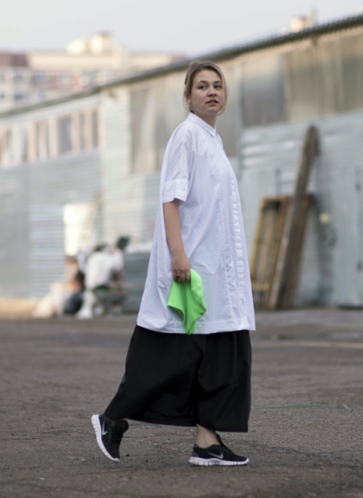 На Дине: рубашка C.O.S, юбка CHAMAY, шапка – с базара в Вене, кроссовки Nike. В данный момент, наряду со своей постоянной деятельностью, я занята в