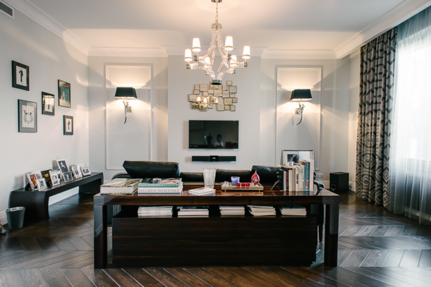 Люстра американского бренда Visual Comfort куплена в магизне Decorum. Футуристичные бра молодой итальянской фабрики Elerico купила прямо с экспозиции.