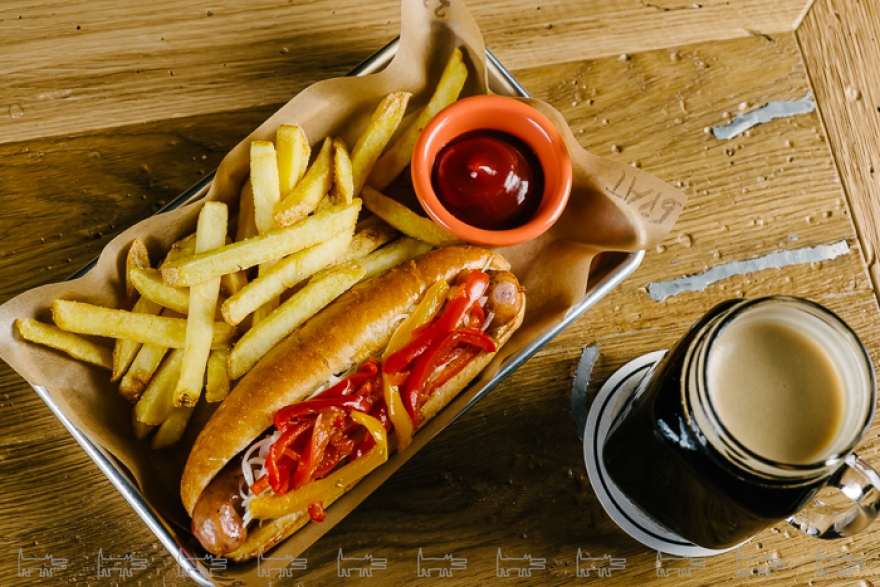 Сосиска "Братвурст" из свинины и чеддера