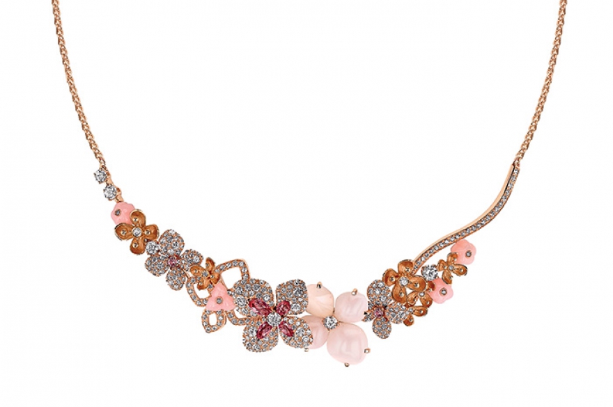 Hortensia, Chaumet К статусу haute joaillerie прилагаются сообразные ему почести, восторги и цветы. В случае с колье Chaumet — пухлые лепестки опалов