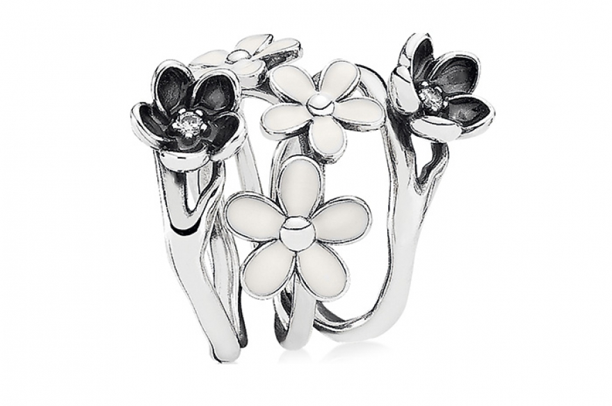 Pandora Сплести серебряный венок можно, надевая одно за другим тонкие кольца с цветами и листьями.