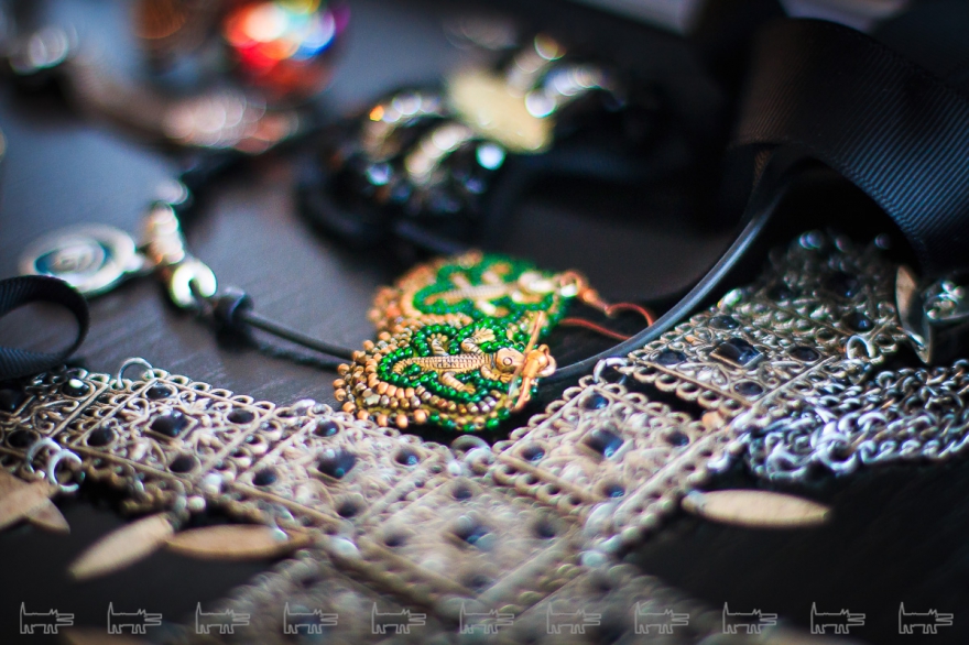 У меня очень много украшений ручной работы, и сережки с зеленой с ящеркой - одно из них. Куплены в Люксембурге у латвийской рукодельницы.