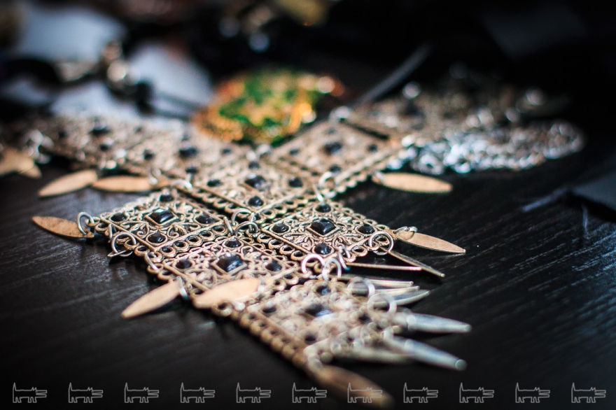 Серебристое ожерелье заинтересовало меня тем, что оно выполнено в татарском стиле.