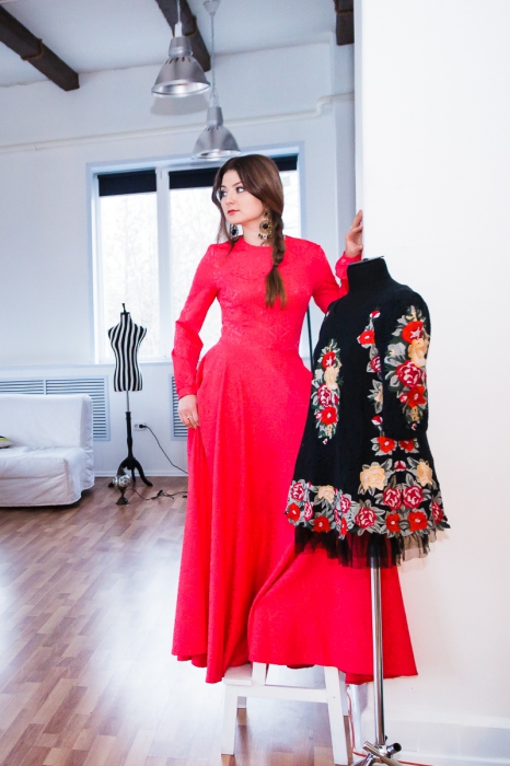 Черное платье с цветами напоминает мне весну. Во-первых, потому что оно куплено ранней весной. Во-вторых, надев наряд с такими яркими крупными цветами