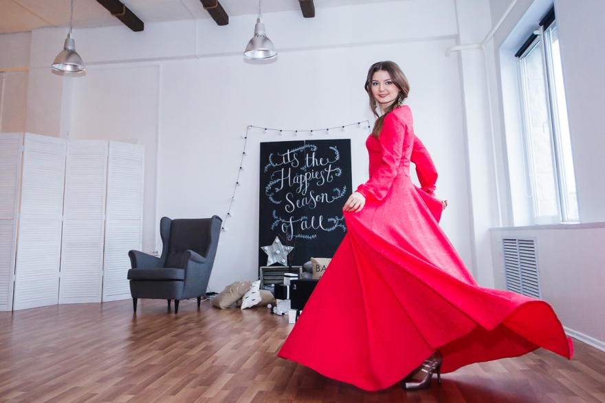 Платье от Риммы Аллямовой. Скажу честно, для меня большой смелостью было надеть такое яркое платье, да еще и «за кадром». Так как вне кадра