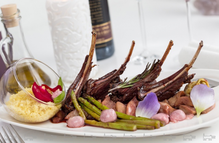 Спинка оленя, жареная на гриле с белыми грибами, молодой спаржей и брусничным соусом