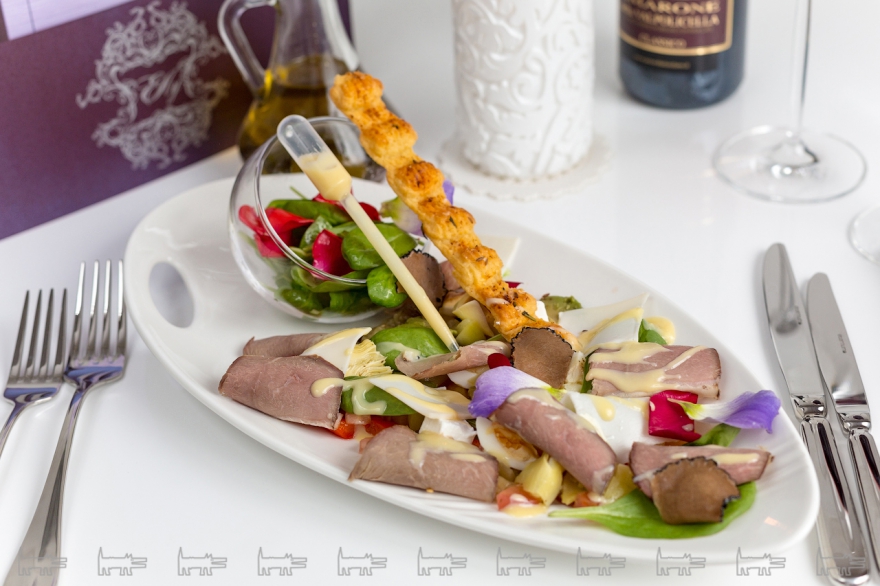 Салат из копченой утки, артишоков, авокадо, манго и микс-салата с козьим сыром, чайно-имбирным соусом и черными трюфелями