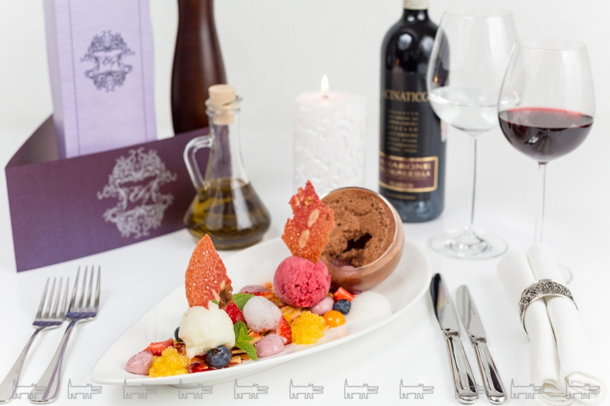 «Крокана» – хрустящее тулипное печенье с ягодами, малиновым мороженым, лаймовым сорбетом и шоколадным ветром