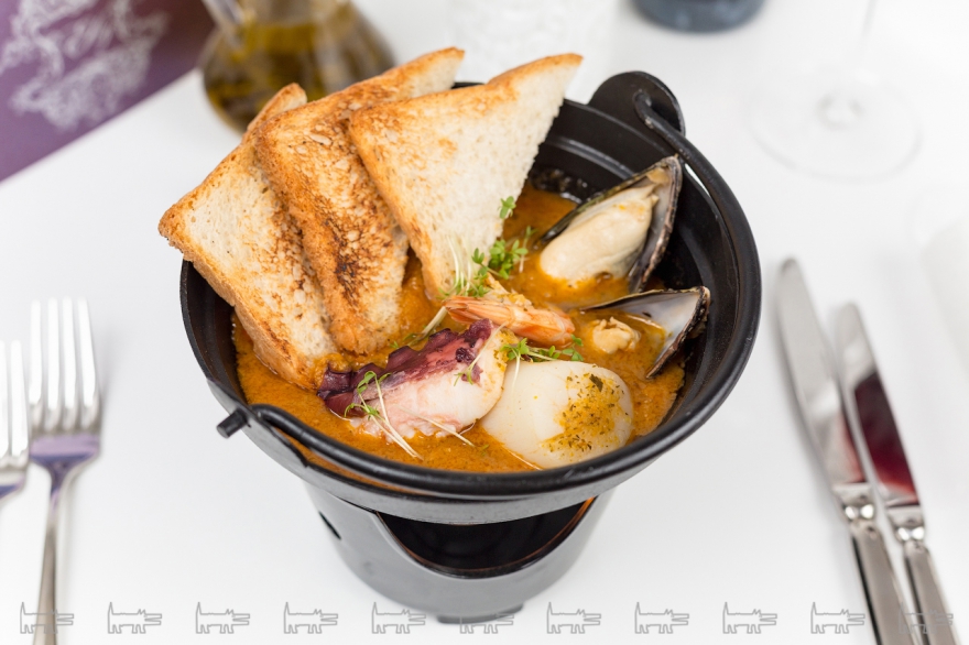 «Средиземноморская сковорода» – гребешки, тигровые креветки, осьминоги, мидии-киви с соусом «Бузаро» и хрустящими тостами