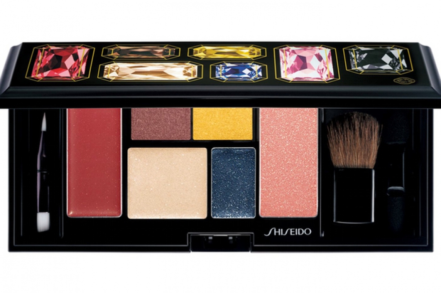 Sparkling Party, Shiseido Арт-директор марки Дик Пейдж замаскировал палетку под клатч. У теней Sparkling Party — такой же функционал, как и у сумки с