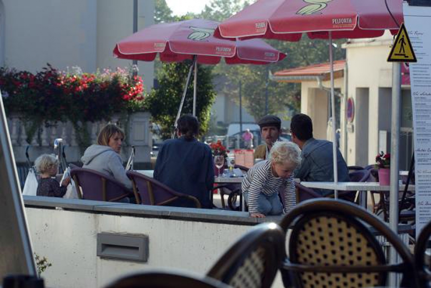 В отношении к детям, воспитания детей мы с женой получили много уроков. Оно мегасвободное. Я постоянно видел одну трехлетнюю девочку, которая каталась