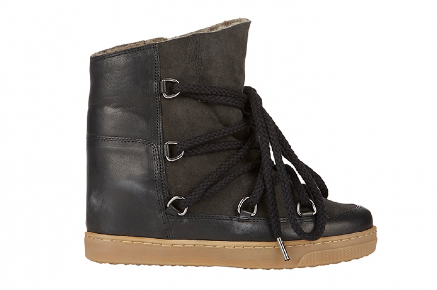 Isabel Marant, 43 975 рублей Каждый сезон француженка Isabel Marant умудряется придумывать обувь, которая сразу возглавляет хит-парады it-shoes. Два