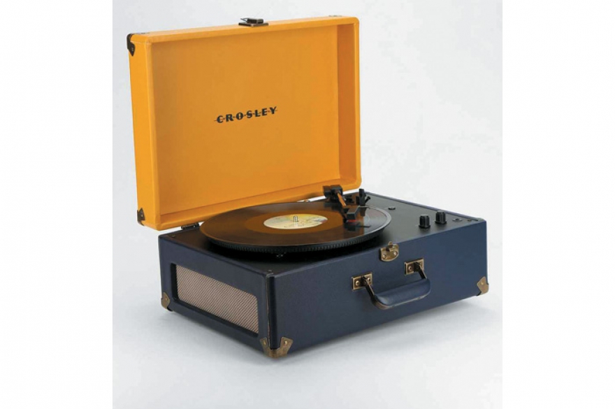 Проигрыватель Crosley, 9489 руб. (urbanoutfitters.com)