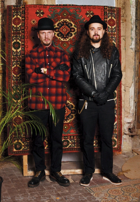 На Славе: рубашка Pendleton винтаж, брюки Dickies, шляпа New York Hat Co, ботинки Red Wing Logger, значок-брошь Black Sign Japan На Александре: брюки
