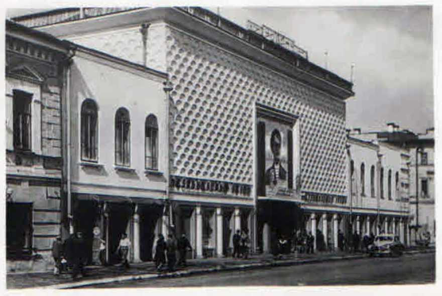 Кинотеатр «Родина» В это время: на экранах - «Возвращение Василия Бортникова» Всеволода Пудовкина.