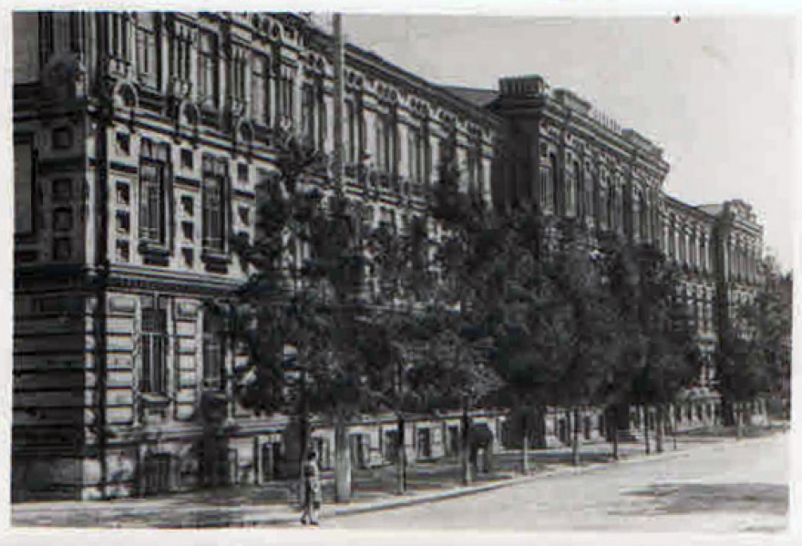 Казанский медицинский институт В это время: в Москве открылся XIX съезд Всесоюзной коммунистической партии (большевиков), партия переименована в КПСС.