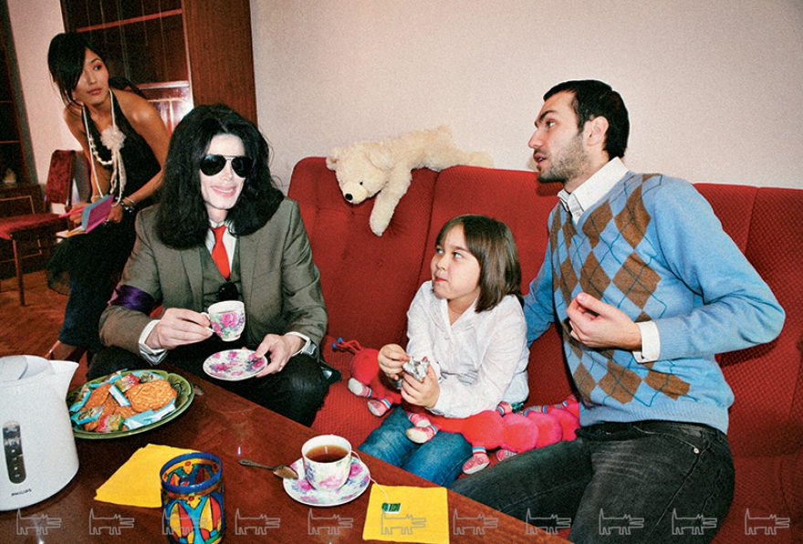 Майкл Джексон, личный ассистент Джексона кореянка Чжань и Андрей Савельев в гостях у Ани (дочери Светланы Ромашовой). На диване – белый медведь Дима