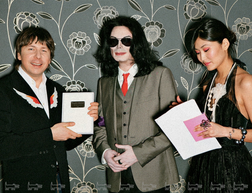Андрей Фомин вручает Майклу Джексону «Гламораму». Справа – Чжань