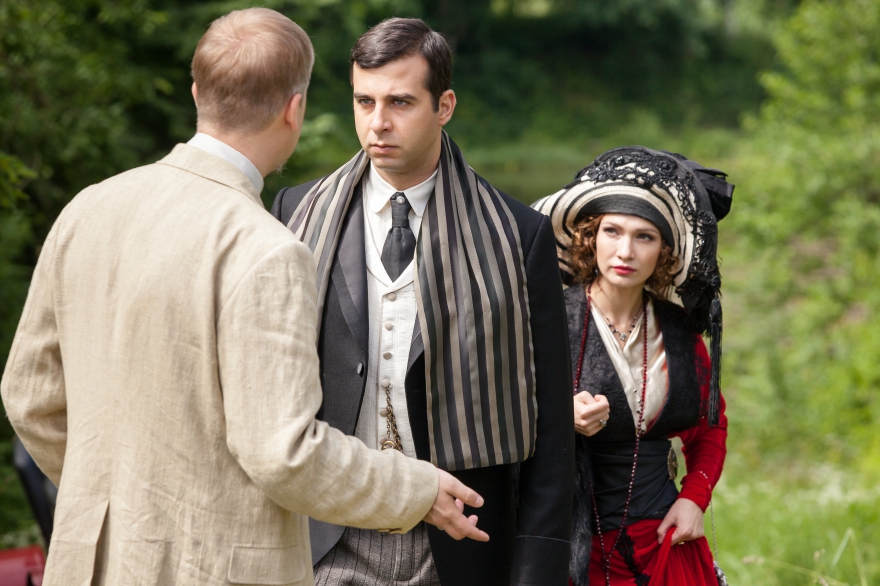 «Дом» Героями центральной новеллы фильма стали талисманы и постоянные участники франшизы – Иван Ургант и Сергей Светлаков. Пока в одном уголке большой