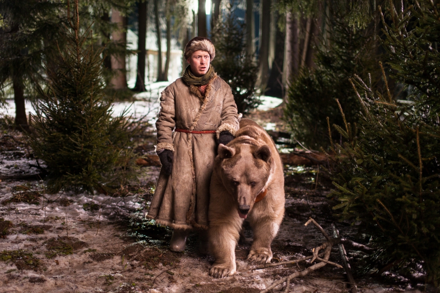 «Медведь» Новелла, в основу которой лег рассказ Николая Лескова «Зверь», повествует о дружбе деревенского парня Сеньки (Антон Богданов) и дворового