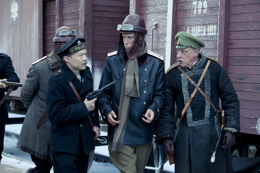 Новелла «Царские ёлки» Особенность этой новеллы состоит в том, что впервые в фильме появится закадровый голос всех «Ёлок» – Константин Хабенский