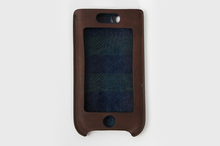 Кожаный чехол Fred Perry, 1 325 рублей (Kixbox)