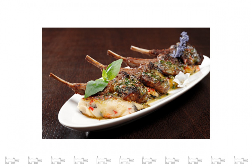 Каре теленка с картофельным брандатом и авторским соусом