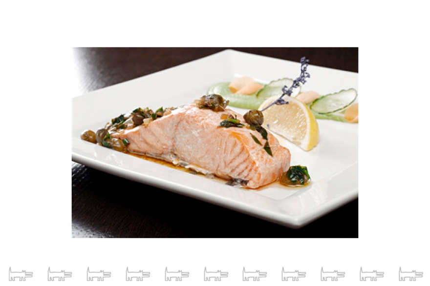 Лосось, приготовленный на пару, с пюре из зеленого горошка с соусом из каперсов