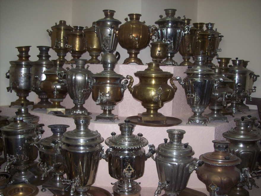 Рождество и Новый год тогда не ассоциировалось с шампанским. Пили чай из пузатого самовара. Для такого случая доставали коробочку дорогого байхового