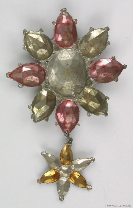 В одной казанской семье из поколения в поколение передавали старинные елочные игрушки. Однажды к ним в гости заглянул ювелир и обомлел – на елке