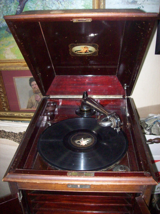 Парижская новинка – граммофон-тумбочка из дома Шамиля. Хозяин особняка миллионер Ибрагим Апаков в Рождественскую неделю ставил пластинку с музыкой