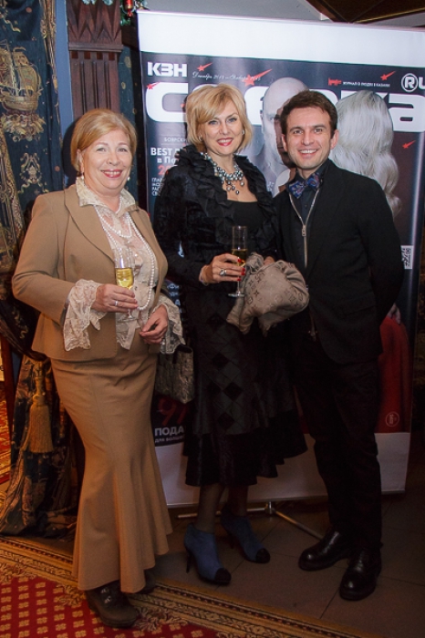 Анна Романова, Нина Артемьева и Антон Кобзев У девушки в середине текстура ткани, оборки и всяческие детали полностью затмили хорошие природные данные