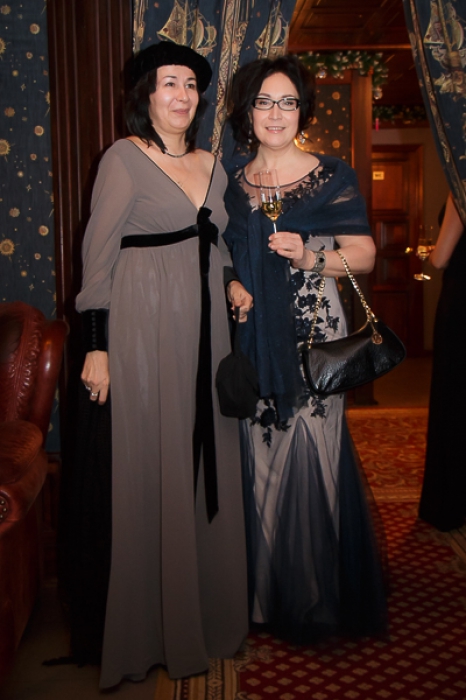 Наиля Мустафина и Гульнара Галиуллина Две версии для выхода в свет и обе удачные. Неля поразила. Жаль, что фотография не очень, но не показать не могу