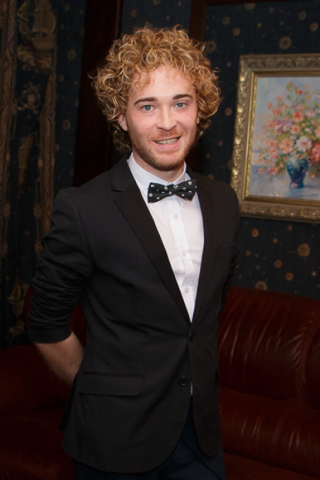 Гость вечера Невероятной красоты кудри, веселая бабочка. Но зачем мужчине так тщательно выщипывать брови?