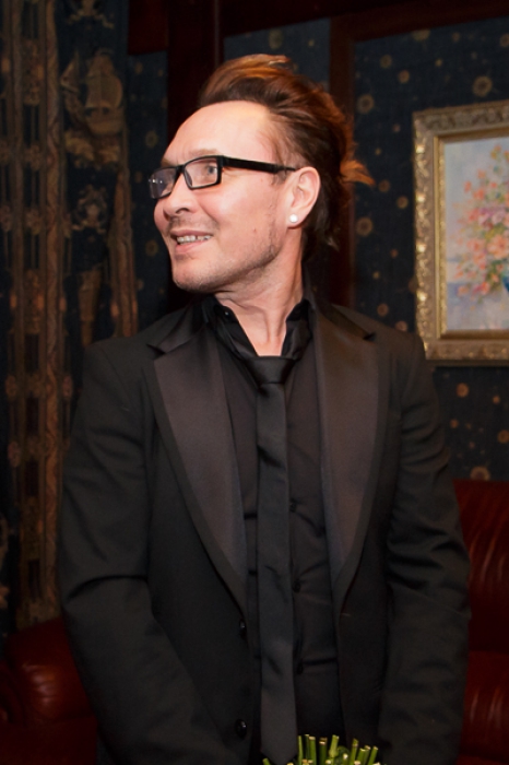 Владимир Штольц Вовка, ты великолепен. Весь в черном, а очки, а прическа! Сразу чувствуются немецкие корни! Ты знаешь, что Штольц в переводе – гордый?