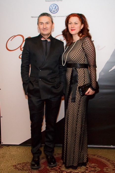 Рустам Исхаков с гостьей Ещё один мужчина в черном. Как не хотелось придраться, но не к чему. Хотя есть замечание для платья. Что-то одно должно быть