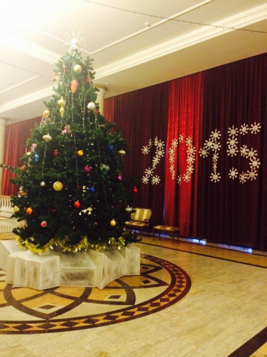 В Русском драматическом театре нас встретила такая красавица