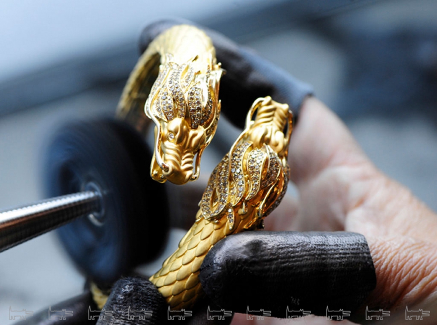 В некоторых случаях с момента появления эскиза до реального воплощения шедевра в золоте требуется не менее года. Один из примеров – браслет The Dragon