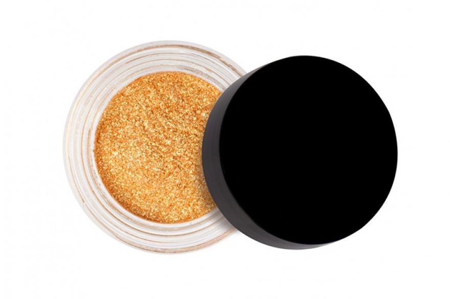 Блесток в этом году было много — и в макияже, и в коллекциях одежды, — и что самое приятное, они сияние остается с нами еще на один сезон. Поэтому