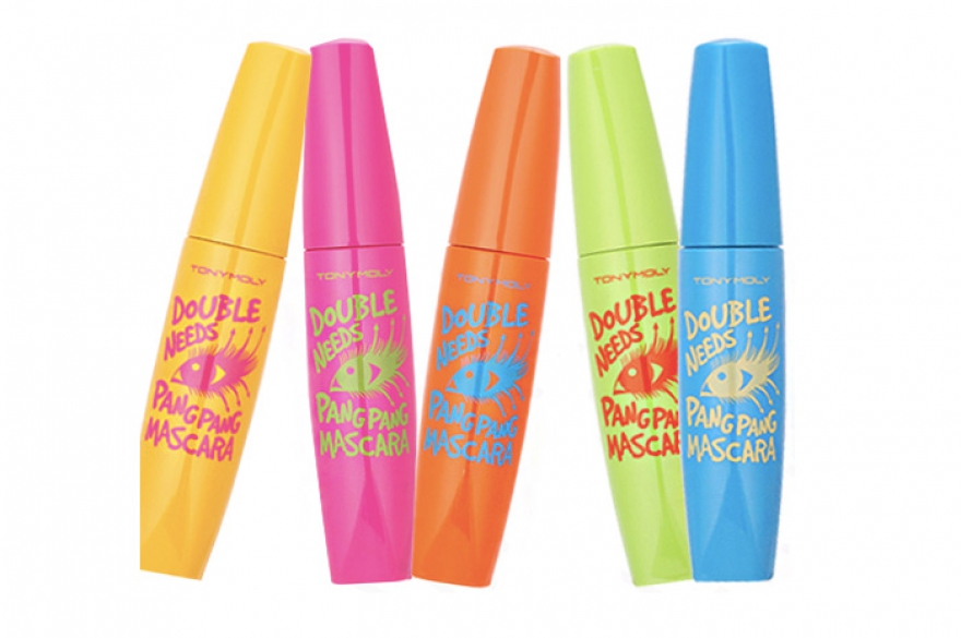 Эксперименты с цветной тушью могут оправдать даже самый незамысловатый новогодний наряд. Оговоримся, что розоватая, фиолетовая или бирюзовая тушь