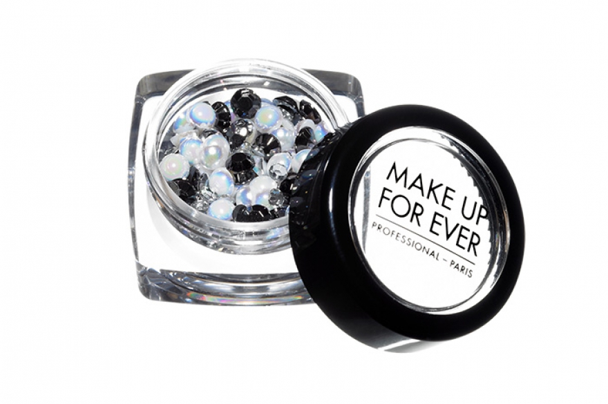 Если стразы и блестки набили оскомину, можно перейти к жемчужинам. В ассортименте бренда Make Up For Ever есть наборы с украшениями: внутренняя
