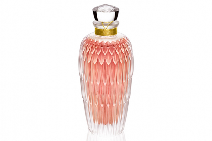 Lalique de Lalique Plumes, Lalique Коллекционный флакон ростом, гладкими плечиками и оперением похож на горлицу. Из гнезда ее выпустили четыре