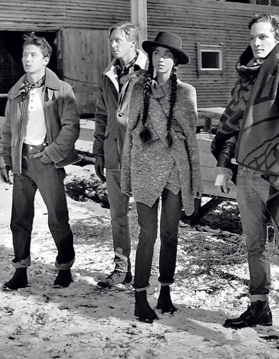 На Артеме: куртка Ralph Lauren (ДЛТ), джинсы, подтяжки и футболка Levi's, бандана Bandana Company, ботинки Red Wing (все — Сode7). На Петре: куртка