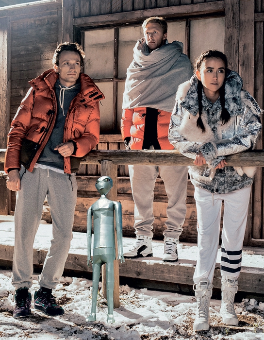 На Александре: куртка Moncler, кроссовки Alejandro Ingelmo (все — ДЛТ), брюки R.Champ, кофта Nike (все — Mint). На Петре: брюки и покрывало