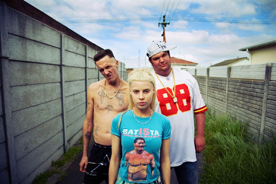 Die Antwoord Самая отвязная и непримиримая группа планеты, фрик-дуэт из Южно-Африканской Республики, придумавший стиль zef-rap: ядерную смесь злого