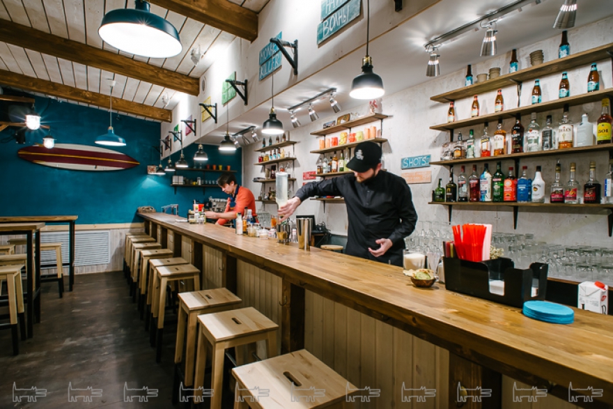 Bricks спб. Пирс 28. Пирс 28 бар СПБ. Brick Bar СПБ. Серф кафе Санкт Петербург.